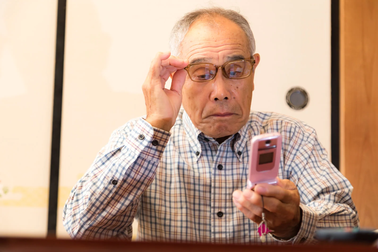 おじいちゃんは目が遠い